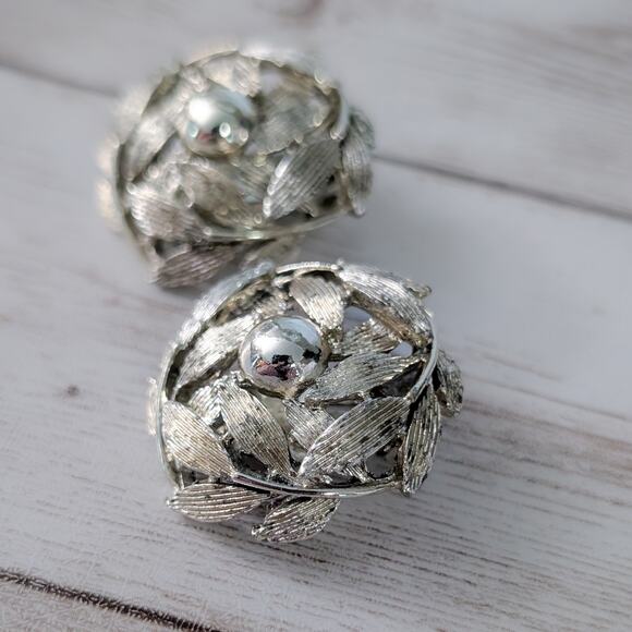 Vintage Clip On Earrings Statement Light Gold Tone Leaves - Fair Condition - Picture 5 of 8